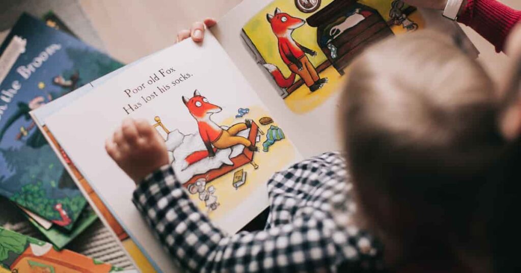 イヤイヤ期におすすめな絵本を読む親子のイラスト。発達心理に基づき、共感・選択・気持ちの切り替えをテーマにした11冊を紹介する章イメージ。